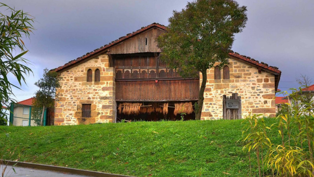 IZENADUBA BASOA  CENTRE D’INTERPRÉTATIONDE LA MYTHOLOGIE BASQUE